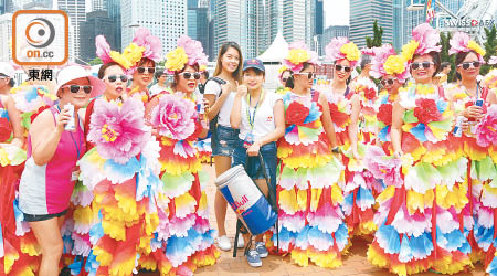 扮嘢大賽冠軍隊伍是穿上彩虹連身裙的香港乳龍。