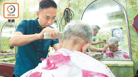 老闆唐師傅十八歲時於上海學師，承傳正宗的上海理髮。