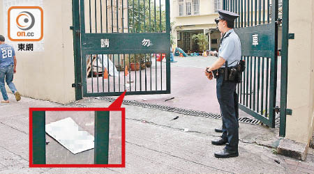 警員到場調查，鐵閘內遺下一塊車牌（小圖）。（左錦鴻攝）