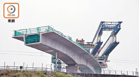 路政署署長鍾錦華承認大橋香港段有二百一十處石屎被掉包。
