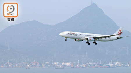 國泰港龍一班上周四由香港飛往日本小松的包機，疑有機組人員因帶漏航圖，需中途折返香港。（資料圖片）