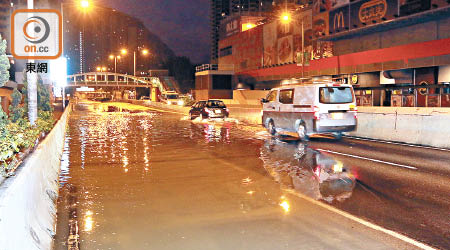 龍翔道路面被水及沙泥淹沒。（馬竟峯攝）