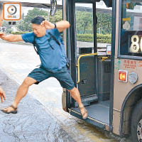 巴士乘客施展「水上飛」落車。