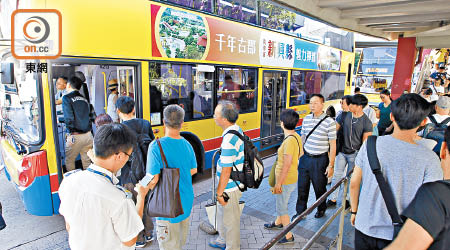 運房局提出多項針對專營巴士的措施，包括優化現有票價調整安排。（何駿軒攝）