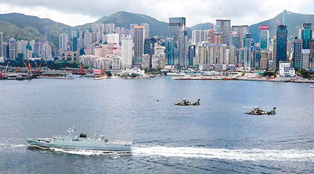 駐港解放軍部隊軍艦穿越維港巡邏。（互聯網圖片）