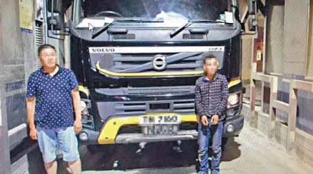 偷渡男子（右）被發現匿藏貨櫃車底，左為駕駛該輛貨車的司機。