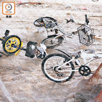 單車被亂丟，零件散落一地。