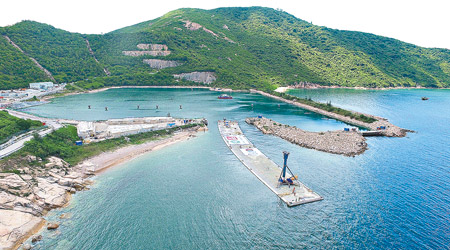 沙中線過海段過海隧道首節沉管昨日拖離工場。（港鐵圖片）