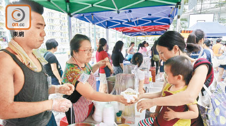 多個團體舉行的「夏日見光墟」，有熟食檔及乾貨和手作攤位，吸引不少市民到場「趁墟」。（陳德賢攝）