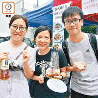 街坊梁小姐（左）及黃小姐（中）表示支持舉辦墟市提供價錢低廉的美食。