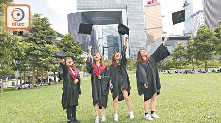 連日來天氣悶熱，天文台今日考慮發出熱帶氣旋警告信號。（何駿軒攝）