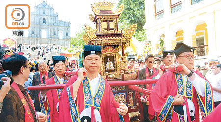 香港嗇色園黃大仙祠打頭陣為飄色巡遊揭開序幕。