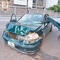 肇事私家車嚴重損毀。（沈厚錚攝）