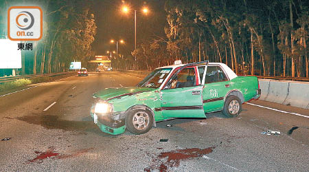 肇事的士滑行至路中，車旁遺下血漬。（梁國雄攝）