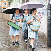 不少學生昨早在暴雨中狼狽上學。