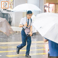 雨勢令不少學生舉步維艱。