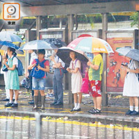 教育局發布訊息失當，一眾學生仍要冒雨等車。