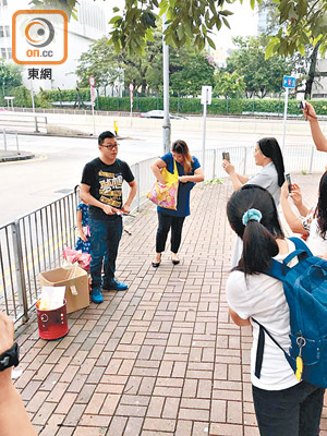 有家長昨晨到嘉諾撒聖家學校（九龍塘）外，用化寶爐焚燒BCA試卷抗議。（讀者提供）