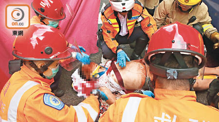 同告重傷的菲籍男傭由救援人員急救，惜送院後不治。（左錦鴻攝）