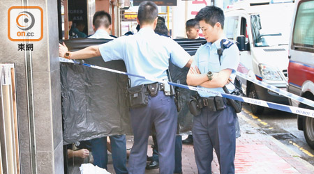 警方以黑色膠袋遮蓋屍體。（左錦鴻攝）
