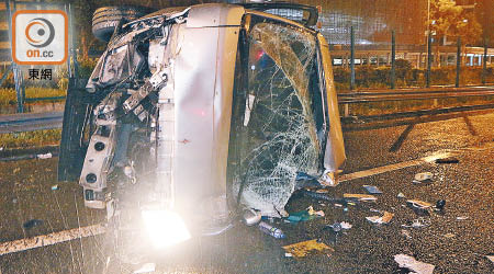 客貨車翻側後橫亘路上。（高潤榮攝）