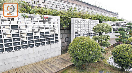 將軍澳華人永遠墳場設紀念花園，讓遺體器官捐贈者名字流芳。（何駿軒攝）