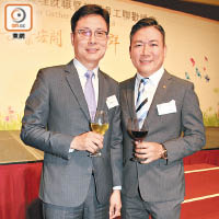懲教署副署長林國良（左）與樂善堂當年委員陳達華（右）討論參觀工作。