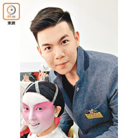 副主席譚鎮國（右）派太太許詠瑜（左）出場演出，嚟探班嘅佢仲話第一次見太太化粵劇妝容。