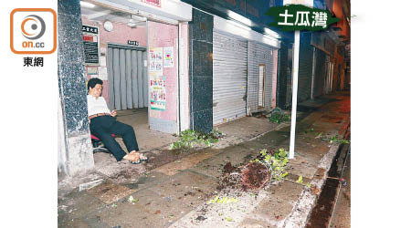 現場遺下三個被掟爛的花盆。（沈厚錚攝）