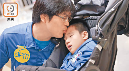 陳永軒常常不眠不休地照顧患天使綜合症的兒子陳卓文。（黃偉邦攝）