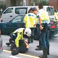 男司機被警員按在地上制服。（網民Kwok Yung Chan圖片）