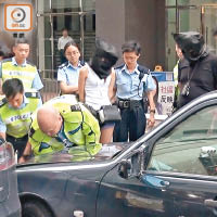 警員檢查平治房車。（戴展邦攝）