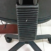 牙籤弩可插進膠椅背。