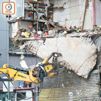 機械車將涉事露台拆走。（黃雄攝）