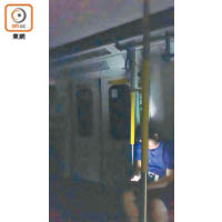 乘客在漆黑列車內用手機照明。（讀者提供）