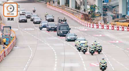 警方於七一期間每日動員七千警力，分兩更各十二小時當值。（資料圖片）