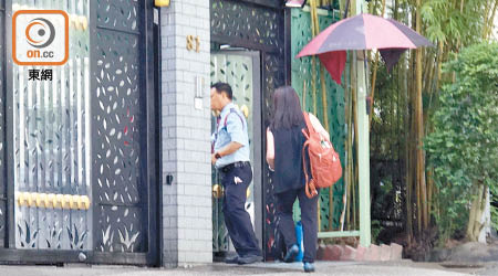 一名壹傳媒女高層昨晨七時許便抵達黎智英大宅。