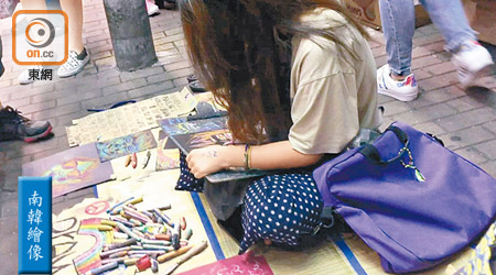 來自南韓的Alice，以蠟筆在街上即席為途人繪畫人像，每幅索價一百元。