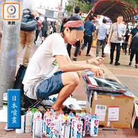 來自日本的噴畫師Sunny，以紙皮箱作為工作枱，在街頭噴出一幅幅畫作出售。