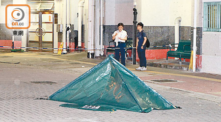 警員以帳篷遮蓋女售貨員遺體。（胡德威攝）