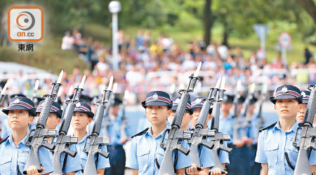 香港警察學院昨舉行結業會操，共有四十二名見習督察及二百五十名學警出班。（洪業銘攝）