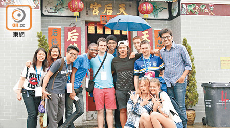 比賽期間，本地學生帶外國學生參觀具文化特色地方。（受訪者提供）