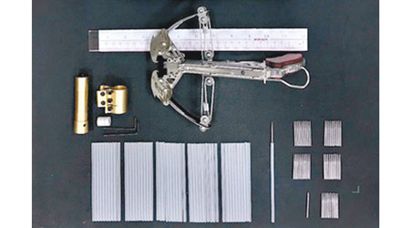 澳門海關在一名入境的內地男子的行李搜出弩槍連配件。（互聯網圖片）