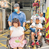 部分受傷乘客需以輪椅送院。