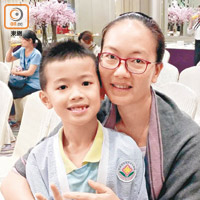 李太（右）的兒子去年患急性腸胃炎後，加倍注意個人衞生，勤洗手。
