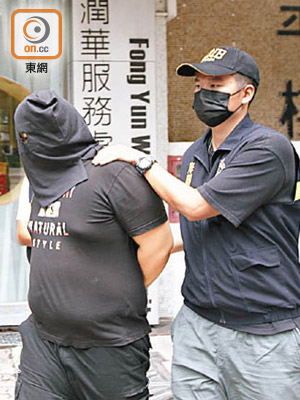 被捕男子遭押返利東邨寓所調查。（張開裕攝）