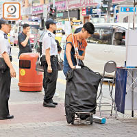 記者巧遇食環署人員「掃場」，推銷員即執拾離開。（胡家豪攝）