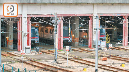 柴灣車廠廿架列車遭人刮花玻璃。（戴展邦攝）