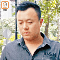 首被告黃堅輝與事主是鄰村街坊。