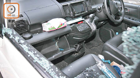 七人車車窗被扑爛，車內有被搜掠過痕迹。（周百燊攝）